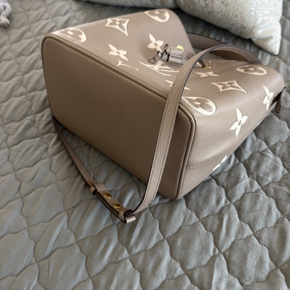 COPY - COPY - Louis Vuitton NéoNoé MM Bicolor Monogram Empreinte Leather - Picture 9 of 10